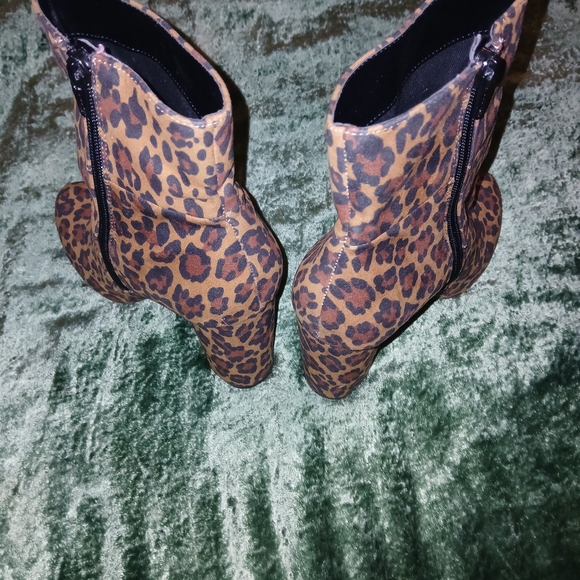 BCBGeneration Brown and Black Heeled Boots with Textured Finish - Picture 3 of 5